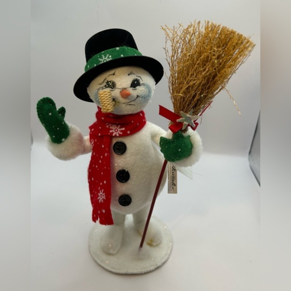 Annalee Classic Christmas Snowman with broom. 2007. Holiday